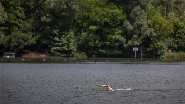 Viel Sonne am Wochenende - Temperaturen um die 30 Grad Der Badesee Plüderhausen (Baden-Württemberg) lädt zum Schwimmen ein.
