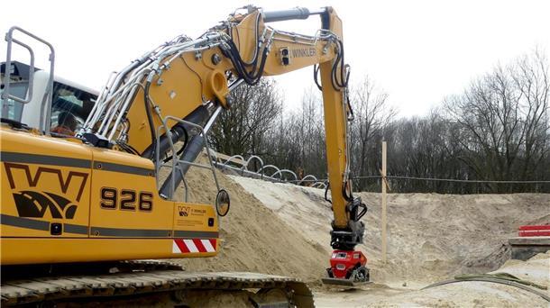 Bilderstrecke von der A27-Baustelle: Das sind die großen Baufahrzeuge Der Bagger ist mit einer Rüttelplatte ausgestattet statt mit einer Schaufel, um den Sand zu verdichten.