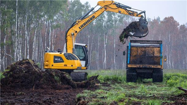 Der Bagger trägt im Göldenitzer Moor die obere Bodenschicht samt Pflanzen ab, um die spätere Ernte des Torfs vorzubereiten.