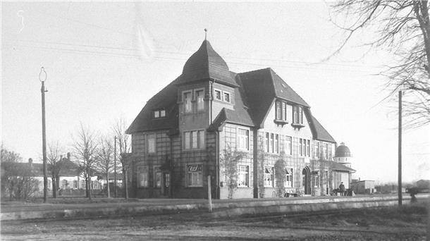 Vortrag über die Eisenbahn beim Heimatbund Bremervörde-Zeven Der Bahnhof der WZTE um 1920 – Zeven Haupt (später Zeven Süd). Links dahinter der Staatsbahnhof, rechts der Wasserturm.