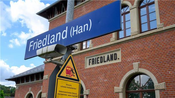 Der Bahnhof Friedland liegt rund 20 Autominuten von Göttingen entfernt, nahe der Grenze zu Hessen und Thüringen.