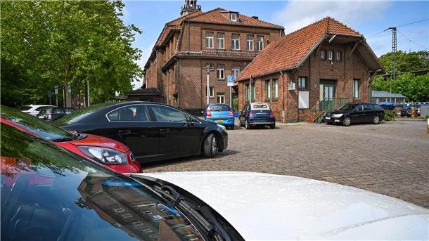 Mordversuch am Bahnhof Lehe: Angeklagter lehnt Polizeiarzt als Ausländer ab Parkende Autos vor dem Bahnhofsgebäude.