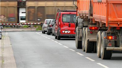 Der Bahnverkehr in Lunestedt wird zunehmen. Aus den 100 Güterzügen, die derzeit täglich durch den Ort donnern, sollen in einigen Jahren 150 werden.