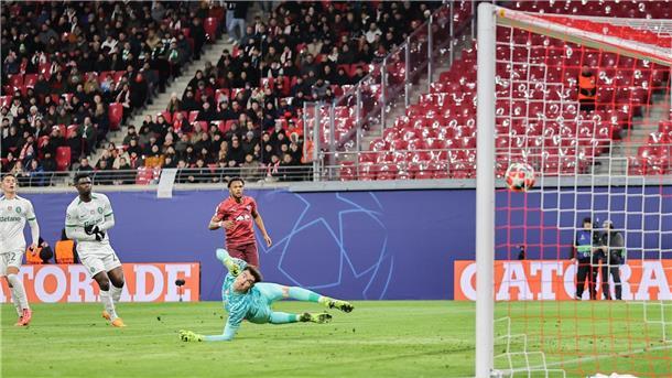 Der Ball ist im Netz - aber das 2:0 durch David Raum zählt wegen einer Abseitsstellung nicht.