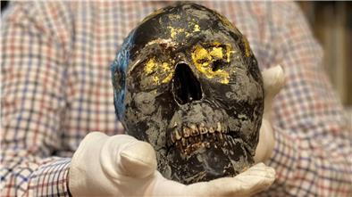 Der Basdahler Rainer Leive mit einer von ihm angefertigten Nachbildung des vergoldeten Schädels aus der Pyramiden von Sakkara.