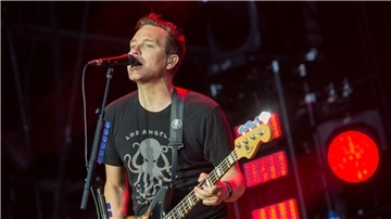 Der Bassist und Sänger der Band Blink-182, Mark Hoppus, tritt beim Musikfestival Hurricane auf (2017).
