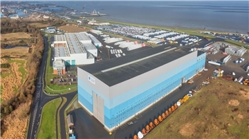 Der Bau einer Produktionsanlage für Monopiles soll Mitte 2024 in Cuxhaven beginnen. Dazu gehören zwei Hallen zum Schweißen und Beschichten. Parallel dazu wurde mit dem Bau einer 320.000 Quadratmeter großen Lagerfläche begonnen.