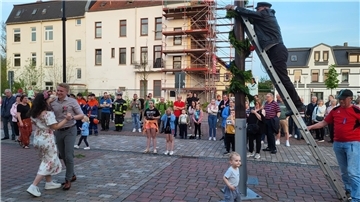 Maifeier auf einem großen Platz