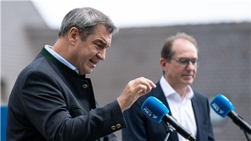 Der bayerische Ministerpräsident Markus Söder und CSU-Landesgruppenchef Alexander Dobrindt (r) am Kloster Andechs.