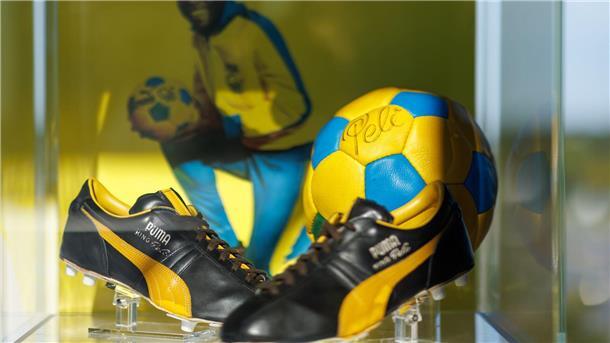 Der Beginn von farbigen Schuhen: Pelé ließ sich für die WM 1970 einen knallgelben Puma-Streifen auf seine Schuhe nähen.