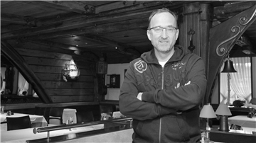 Der bekannte Bremerhavener Gastronom Kenneth Natusch-van Kesteren ist am Freitag, 9. September, im Alter von nur 52 Jahren verstorben.