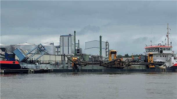 Verunfalltes Seeschiff im Braker Hafen