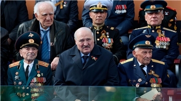 Der belarussische Präsident Alexander Lukaschenko (M.) beobachtet neben Veteranen die Militärparade zum Tag des Sieges anlässlich des 78. Jahrestages des Endes des Zweiten Weltkrieges auf dem Roten Platz in Moskau.