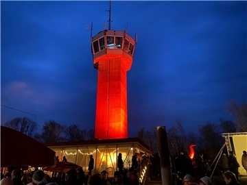 Der beleuchtete Aussichtsturm beim „Olympischen Feuer“ in der Wingst.