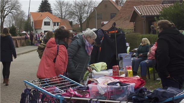 So bietet der „Frühling in Wilstedt“ die Chance zum Stöbern und Plaudern Der allseits beliebte Flohmarkt in der Konterschaft zog auch in diesem Jahr viele Besucher an.