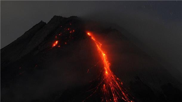 Lava strömt aus indonesischem Vulkan Merapi Der Berg Merapi spuckt Lava.
