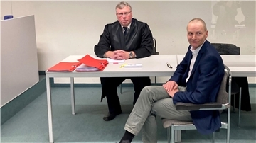 Der Berliner AfD-Politiker Kai Borrmann (vorne r.) mit seinem Anwalt Uwe Wolfgang Kasper.
