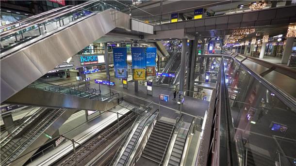 Der Berliner Hauptbahnhof ist menschenleer.