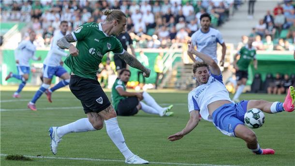 Der Berliner Marton Dardai blockt eine Hereingabe von Münsters Marvin Schulz. 