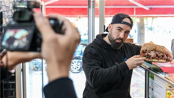 Der Berliner Youtuber Can F. Kennedy testet alle Dönerläden an U-Bahnhöfen.