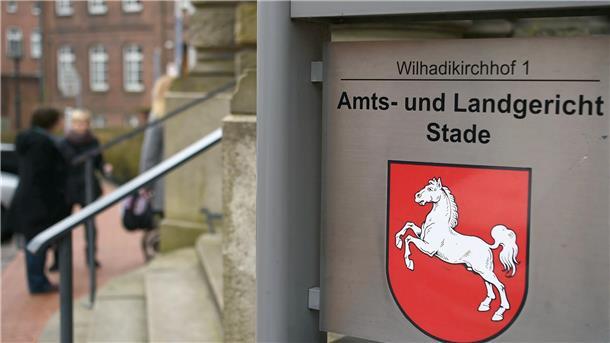 Ein Schild mit der Aufschrift Amts- und Landgericht Stade, darunter ein weißes Pferd auf rotem Hintergrund, das Wappen von Niedersachsen. 
