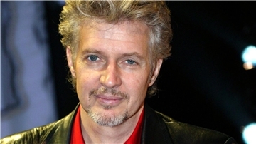 Der Bestsellerautor Frank Schätzing zeigt die Hörbuch-Ausgabe seines Romans „Der Schwarm“ (2004).