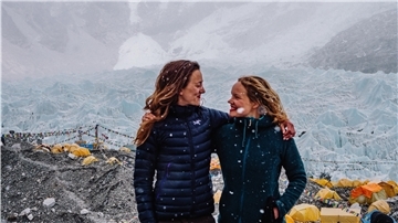Der Besuch des Basislagers am Mount Everest in fast 5500 Metern Höhe war Pflicht für Valerie Menke und Kristin Hollmann (rechts).