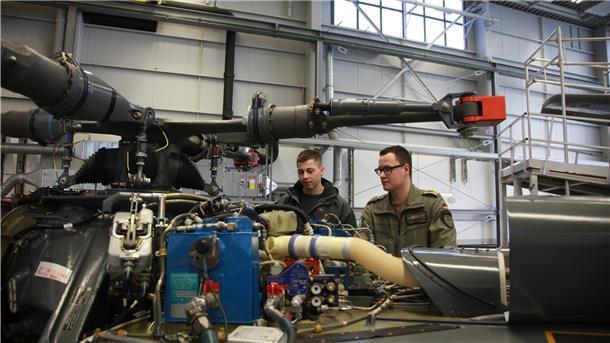 Der Bewerbertag bietet Gelegenheit für Gespräche mit den Nordholzer Profis: Bewerber Albert Bieletzki (links) und Fluggerätausrüster Hans Stappenbeck.