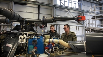 Bundeswehr lädt ein, 100 Bewerber kommen Der Bewerbertag bietet Gelegenheit für Gespräche mit den Nordholzer Profis: Bewerber Albert Bieletzki (links) und Fluggerätausrüster Hans Stappenbeck.