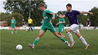 Heeslinger SC II feiert knappen 2:1-Sieg gegen Aufsteiger Pennigbüttel Zwei Männer laufen hinter einem Ball her, der hintere zieht den vorderen am Trikot.