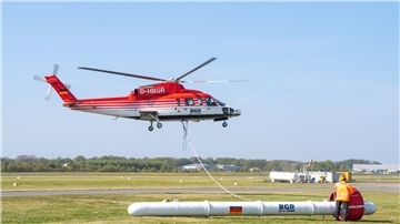 Der BGR-Hubschrauber vom Typ „Sikorsky S-76B“ startet mit der elektromagnetischen Flugsonde „Resolve“ vom Flugplatz zu einem Erkundungsflug im Moorgebiet.