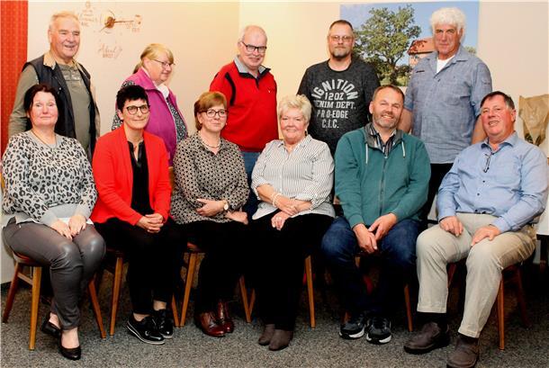 Der Sozialverband in Zeven schlägt Alarm Der bis 11. Februar amtierende SoVD-Vorstand Zeven: Katrin Hilken, Dunja Zimmermann, Andrea Murken, Marlis Willenbrock, Rolf Brunkhorst, Bernhard Ballmer (vorne von links), Gerhard Martens, Eva-Maria Greve, Hans-Dieter Köster, Ralf Engellenner und Heiner Burfeind (von links).
