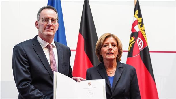 Der bisherige Oberbürgermeister von Maiz, Michael Ebling (SPD, l), bekommt die Ernennungsurkunde zum neuen Innenminister von Rheinland-Pfalz in der Staatskanzlei von Ministerpräsidentin Malu Dreyer (SPD) überreicht.