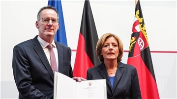 Der bisherige Oberbürgermeister von Maiz, Michael Ebling (SPD, l), bekommt die Ernennungsurkunde zum neuen Innenminister von Rheinland-Pfalz in der Staatskanzlei von Ministerpräsidentin Malu Dreyer (SPD) überreicht.