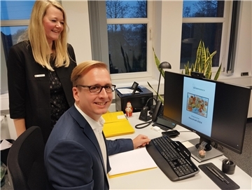 Der Blick auf den Haushaltsplan 2024 macht Kämmerin Maren Würger und Landrat Stephan Siefken keinen Spaß mehr - es wird mittlerweile mit einem Defizit von elf Millionen Euro gerechnet.