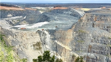 Lithium-Gigant Australien: Motor der globalen Energiewende Der Blick  auf die riesige Greenbushes-Mine ist atemberaubend.