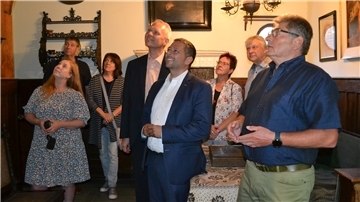 Der Blick geht nach oben: Hardy Köhler (rechts) brachte den Besuchern um Minister Björn Thümler (Vierter von links) und den CDU-Landtagskandidaten Denis Ugurcu das Hermann-Allmers-Haus nahe.