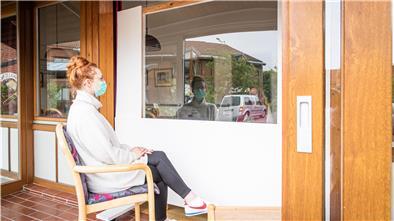 Der Blick von draußen ins Café des Pflegeheims mit der stellvertetenden Pflegedienstleiterin Vanessa Apholz (links) und Heike Bülken, Leitung Fachbereich Stationäre Altenpflege der AWO.