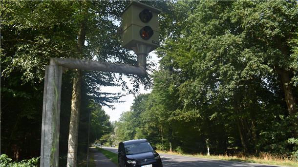 Der Blitzer an der Bundesstraße 71 zwischen Stinstedt und Heerstedt hat jahrelang gute Dienste getan. Ende des Jahres wird er abgeschaltet. Aber 2025 wird an gleicher Stelle ein neues Gerät aufgestellt.