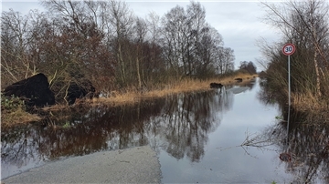 Der Bobetsdamm – eigentlich Verbindungsstrecke zwischen Bramel und Sellstedt – ist derzeit wegen Hochwassers gesperrt. Auch auf den nebenliegenden Flächen steht das Wasser.