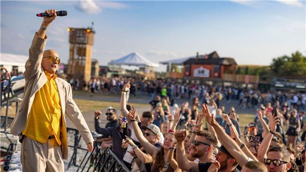 Der Orgelgott aus dem Pott: Das Phänomen Mambo Kurt Der Bochumer Musiker Mambo Kurt heizt dem Publikum ein. Das Parookaville ist eines der größten Elektro-Festivals in Europa.