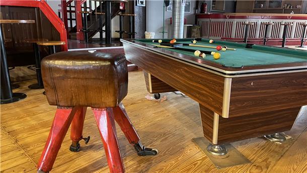 Turnbock und Billardtisch