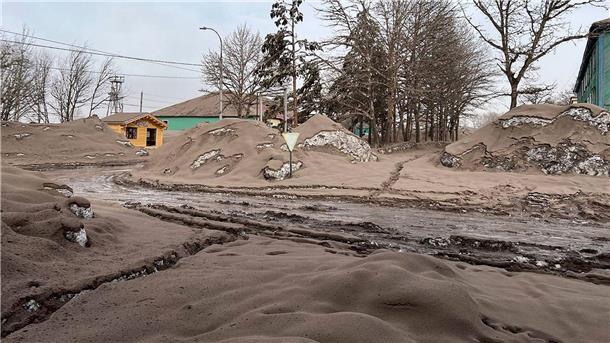 Vulkanologe: Stärkster Ascheregen auf Kamtschatka seit 1964 Der Boden im Bezirk Ust-Kamtschatsk ist nach dem Ausbruch des Schiwelutsch mit Vulkanasche bedeckt.
