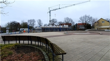 Blick auf den Bohlenplatz in Schiffdorfs Ortsmitte. Der Ortsrat hat nun Ideen diskutiert, wie der Platz belebt werden kann.