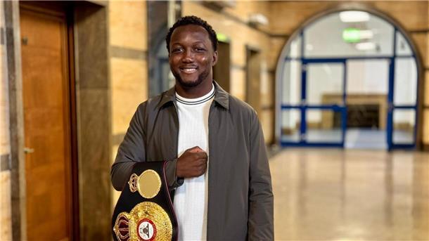 Der Boxprofi Abass Baraou mit dem Interimsweltmeistertitel des Verbands WBA.