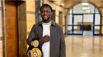 Der Boxprofi Abass Baraou mit dem Interimsweltmeistertitel des Verbands WBA.