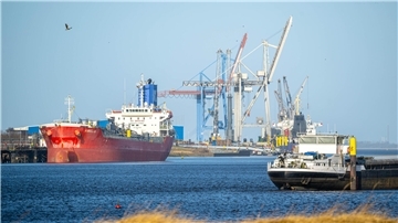 Hafen mit großen Schiffen