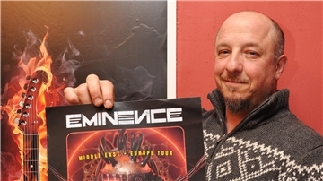 Ein Mann hält ein Poster einer Band in die Kamera. Der Braker Rene Mäder ist befreundet mit den Musikern der brasilianischen Metalband Eminence. Die