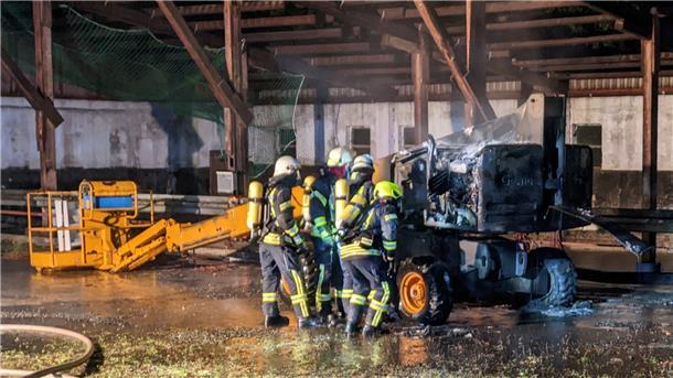 Feuerwehrleute im Einsatz beim Löschen eines Brandes.