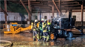 Feuerwehrleute im Einsatz beim Löschen eines Brandes.